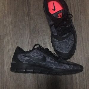 Nike free 5.0 Black gray snake pattern